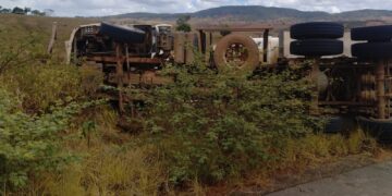 Condutor fica ferido após veículo tombar na rodovia SE-339