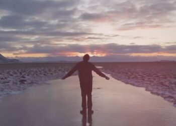 ¹² Levanta-te, Senhor. Ó Deus, levanta a tua mão; não te esqueças dos humildes.   Salmos 10:12