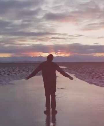 ¹² Levanta-te, Senhor. Ó Deus, levanta a tua mão; não te esqueças dos humildes. Salmos 10:12