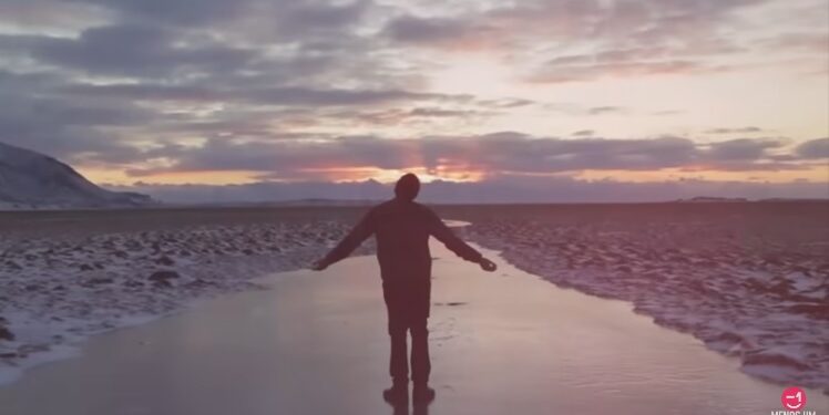 ¹² Levanta-te, Senhor. Ó Deus, levanta a tua mão; não te esqueças dos humildes. Salmos 10:12