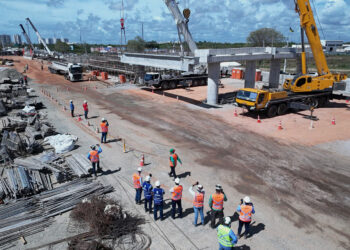 Montagem de viaduto do Complexo Maria do Carmo Alves avança em Aracaju