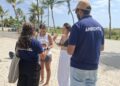 Prefeitura de Aracaju realiza blitz de educação ambiental na Praia de Atalaia