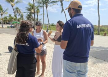 Prefeitura de Aracaju realiza blitz de educação ambiental na Praia de Atalaia