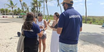 Prefeitura de Aracaju realiza blitz de educação ambiental na Praia de Atalaia