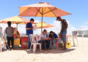 Procon fiscaliza praia de Atalaia para prevenir cobranças abusivas