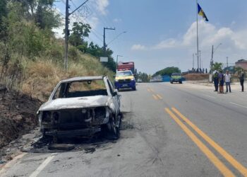 Veículo pega fogo na SE-065, em São Cristóvão