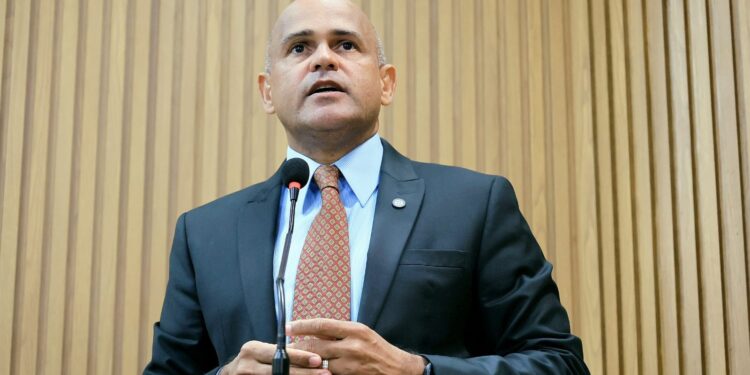 Alex Melo critica altos cachês de artistas e pede mais investimentos em políticas públicas