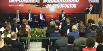 Ministro celebra anúncio de R$ 5,7 bi para ampliar aeroportos no país