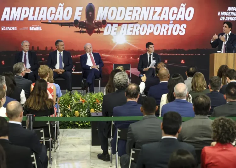 Ministro celebra anúncio de R$ 5,7 bi para ampliar aeroportos no país