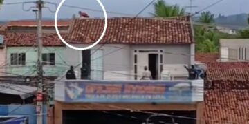 Homem surta e mata o pai, tia e o esposo da tia em Aracaju