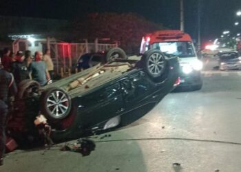 Semáforo cai após colisão e trânsito é alterado no bairro Farolândia