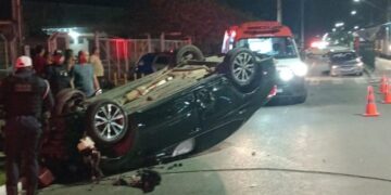 Semáforo cai após colisão e trânsito é alterado no bairro Farolândia