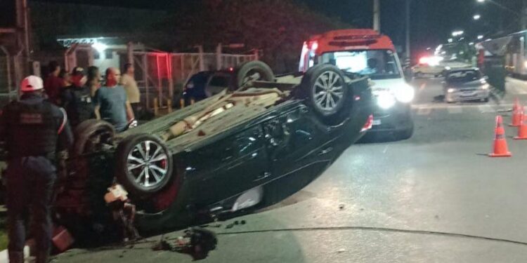 Semáforo cai após colisão e trânsito é alterado no bairro Farolândia