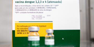Sergipe recebe 7,9 mil doses de vacina contra a dengue para profissionais da Atenção Primária