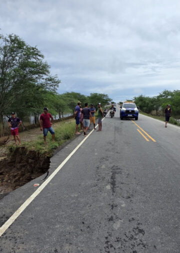 Erosão interdita trecho da SE-290 entre Tobias Barreto e Poço Verde