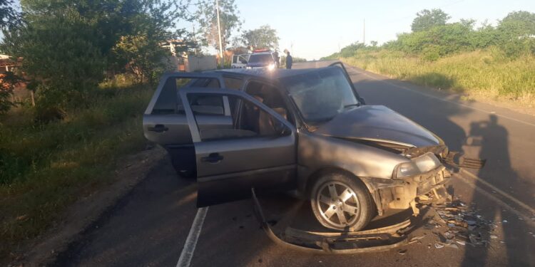 Colisão frontal na SE-317 deixa um ferido e motorista foge do local