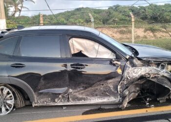 Motorista foge após colisão com poste na SE-100, em Aracaju