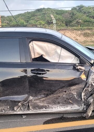 Motorista foge após colisão com poste na SE-100, em Aracaju