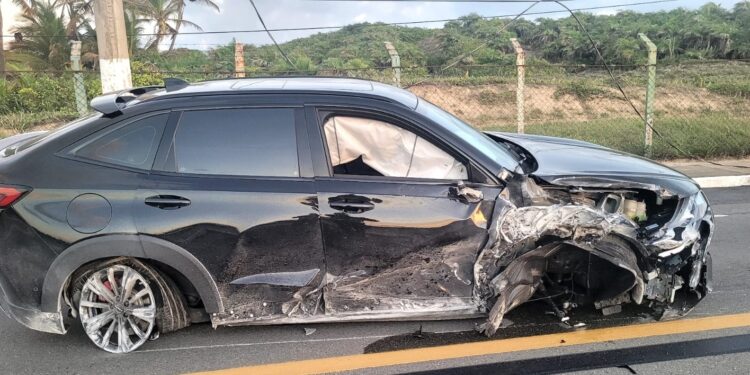 Motorista foge após colisão com poste na SE-100, em Aracaju