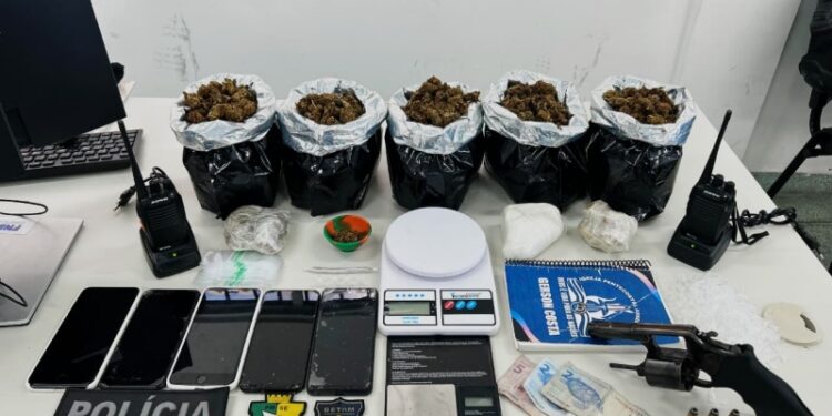 Polícia prende homem e apreende adolescente por tráfico em Socorro