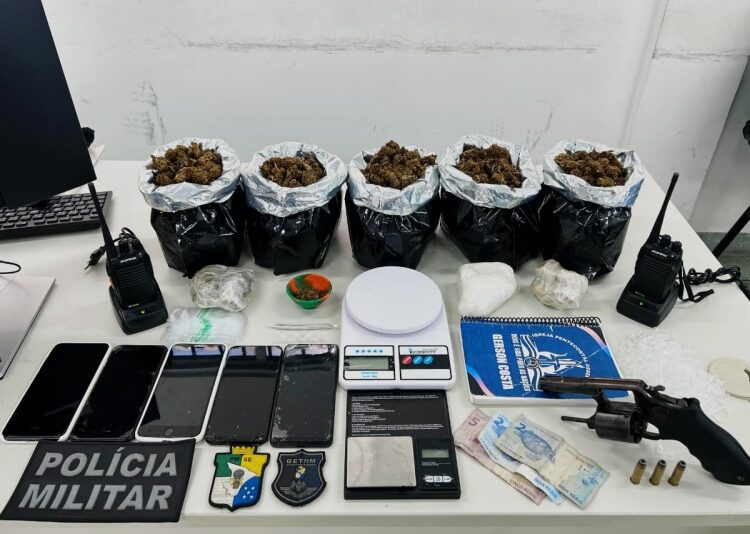 Polícia prende homem e apreende adolescente por tráfico em Socorro