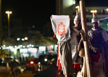Encenação da Paixão de Cristo emociona público na Orla de Atalaia