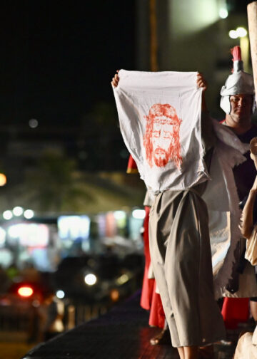 Encenação da Paixão de Cristo emociona público na Orla de Atalaia
