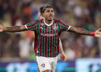 Fluminense vence Corinthians e assume vice-liderança do Brasileirão