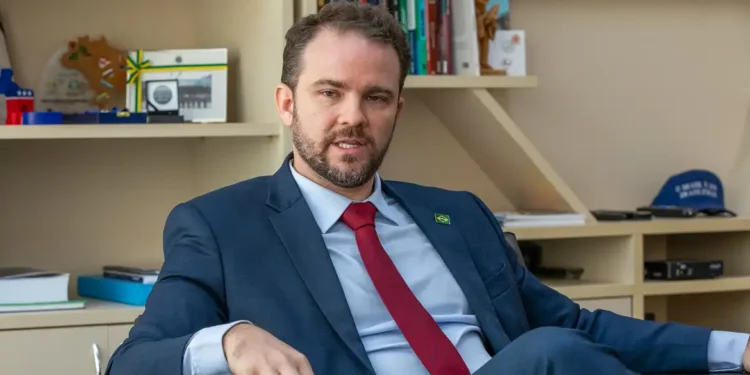 Governo avalia uso do FGTS para quitar dívidas em novo pacote de crédito