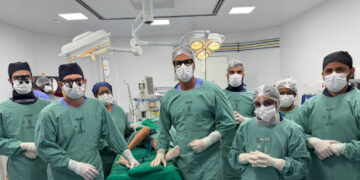 Huse realiza transplante ósseo inédito em criança com câncer