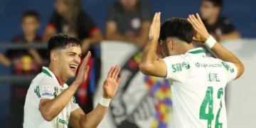 Palmeiras vence Bragantino e segue líder isolado do Brasileirão