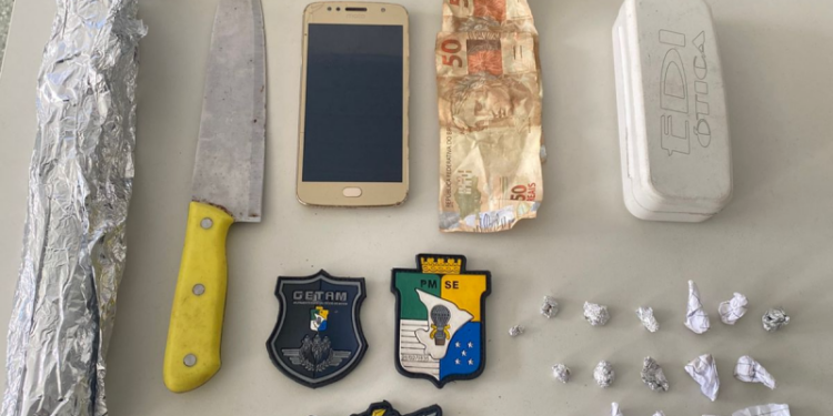 Polícia apreende drogas e materiais suspeitos em bairro de Aracaju