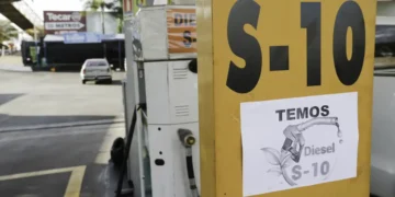 Governo anuncia pacote para conter alta dos combustíveis