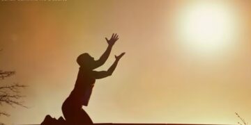 Confessai as vossas culpas uns aos outros, e orai uns pelos outros, para que sareis. A oração do justo pode muito em seus efeitos.