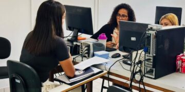 Plantão do Licenciamento Ambiental orienta população no bairro Coroa do Meio