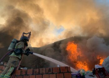 Incêndio em depósito de recicláveis mobiliza Bombeiros em Aracaju