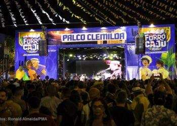 Forró Caju consolida descentralização cultural com noite de clássicos e multidão no Augusto Franco