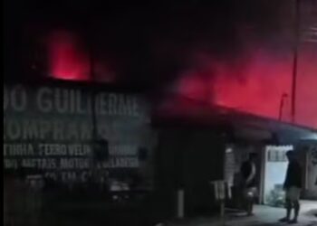 Incêndio destrói ferro velho na Barra dos Coqueiros