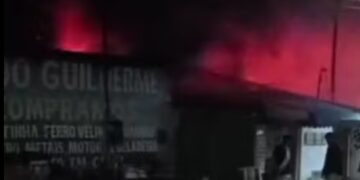 Incêndio destrói ferro velho na Barra dos Coqueiros