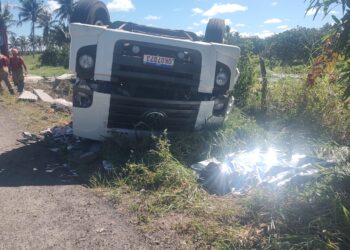 Motorista morre após veículo sair da pista e tombar na SE-488, em Indiaroba