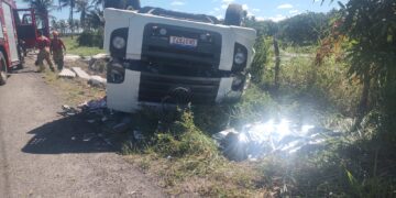 Motorista morre após veículo sair da pista e tombar na SE-488, em Indiaroba