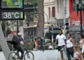 Onda de calor eleva temperaturas em oito estados; frente fria avança pelo Sul