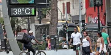 Onda de calor eleva temperaturas em oito estados; frente fria avança pelo Sul