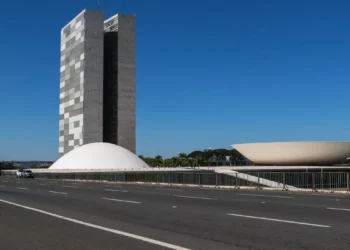 Votação da “taxa das blusinhas” é adiada para esta terça-feira (1º)