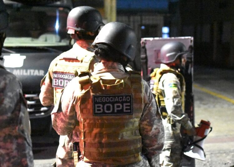 Homem suspeito de homicídio é preso com munições e drogas em Aracaju