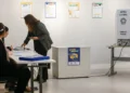 Eleitor deve deixar celular e outros dispositivos com a mesa receptora antes de votar
