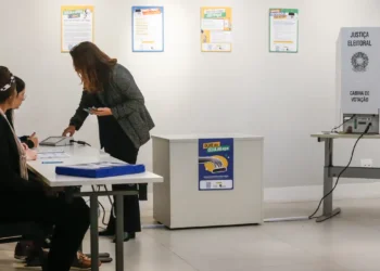 Eleitor deve deixar celular e outros dispositivos com a mesa receptora antes de votar