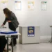 Eleitor deve deixar celular e outros dispositivos com a mesa receptora antes de votar