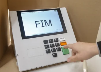 Eleitor deve verificar situação de candidatos antes de votar nas eleições de outubro
