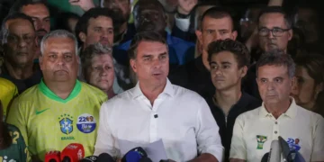 Flávio Bolsonaro anuncia que não reconhecerá resultado das eleições e pede anulação do pleito